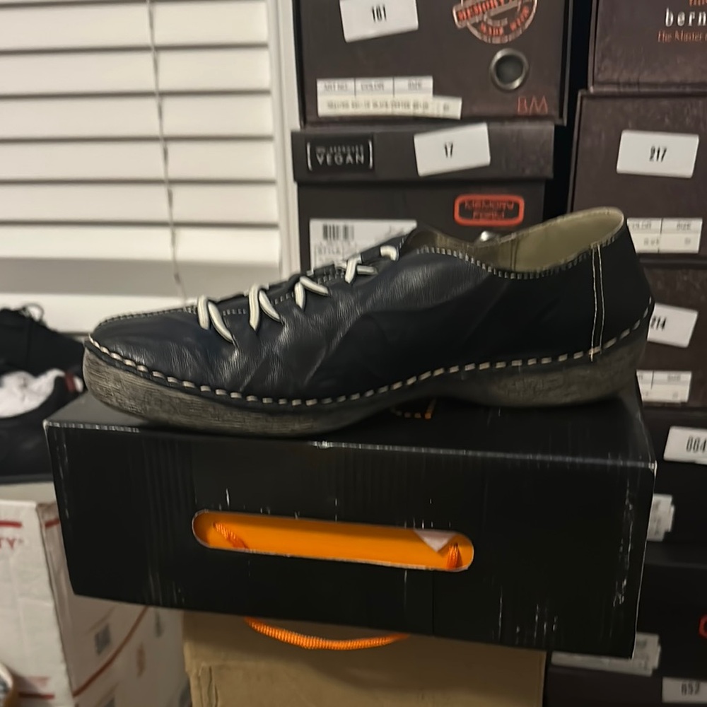 bernie mev. Leather Wesley Black and White Flats